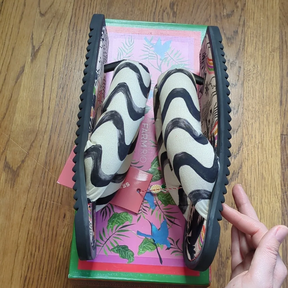 NIB FARM Rio Puffy Flip Flop In Black And Off White Beach Print Women's Size 9